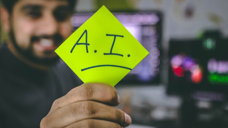 Wer hat ChatGPT erfunden – A.I. Notizzettel vor Technik-Hintergrund