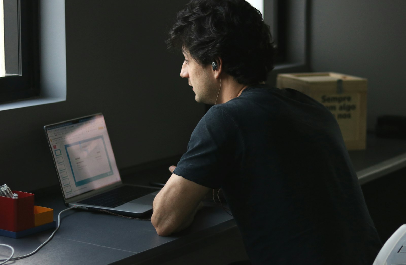 Wer hat ChatGPT erfunden – Person nutzt einen Chatbot am Laptop
