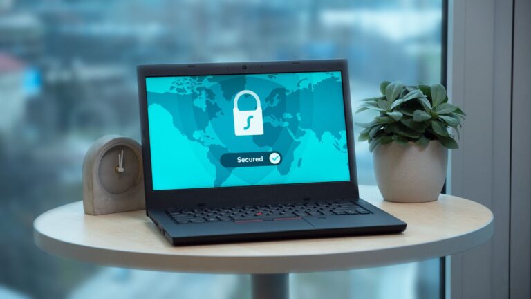 Duck.ai im Test: KI-Chat ohne Datensammlung? Duck.ai Test – Laptop mit Schloss-Symbol als Zeichen für Datenschutz