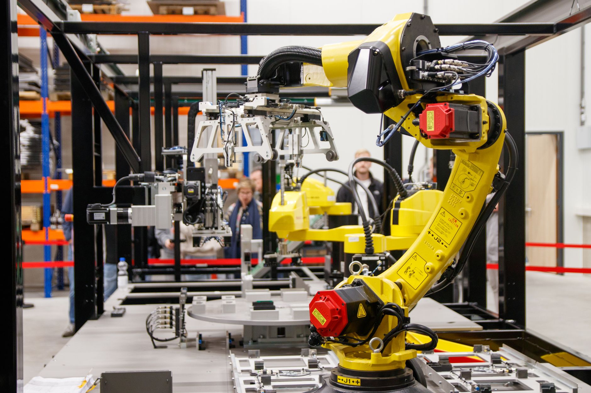 KI-Agenten in der Praxis – automatisierter Roboterarm in der Produktion