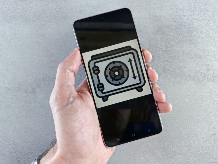 Meta KI-Training widersprechen – Smartphone mit Tresor-Symbol als Zeichen für Datenschutz