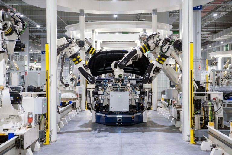 Welche Berufe werden durch KI ersetzt – Industrieroboter bauen ein Auto